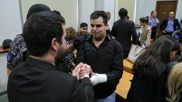 Damario celebra la sentencia en la sala 1 de Tribunales.