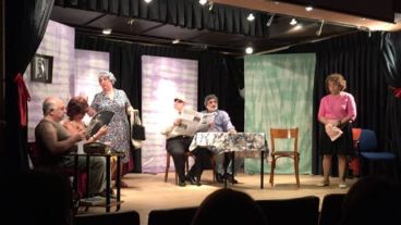 Con 14 artistas en escena, "¿Dónde está mamá Cora?" es una adaptación de "Esperando la carroza", la obra de de Jacobo Langnser.