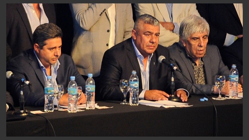 Tapia presidente, con Angelici y Moyano como vices.