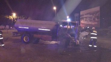El camión tanque que protagonizó el accidente fue prendido fuego y los bomberos debieron apagarlo.