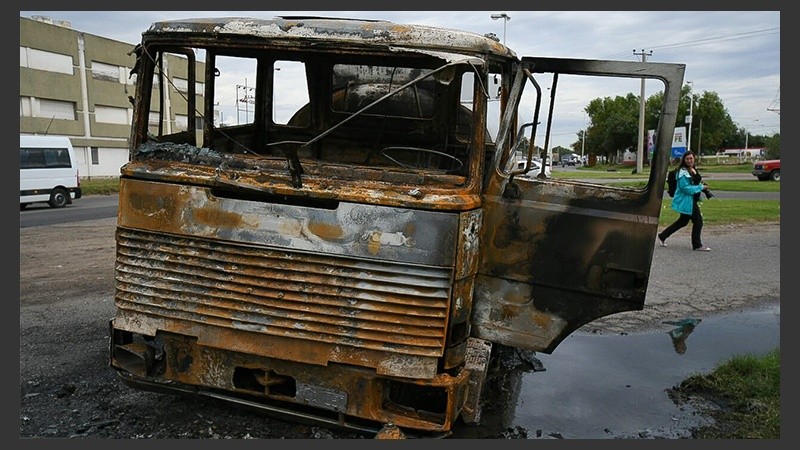 Así quedó el camión que embistió a un hombre en San Lorenzo.