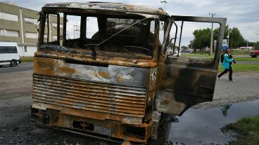 Así quedó el camión que embistió a un hombre en San Lorenzo.