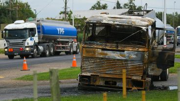 Así quedó el camión que embistió a un hombre en San Lorenzo.