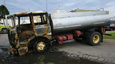 Así quedó el camión que embistió a Jonathan en San Lorenzo.