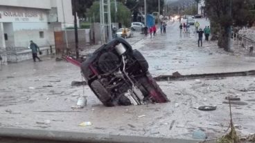 Uno de los autos arrastrados por la corriente en Comodoro Rivadavia.