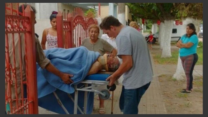 Así sacaban al abuelo de Ruben de su casa luego del feroz asalto. 