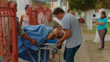 Así sacaban al abuelo de Ruben de su casa luego del feroz asalto.