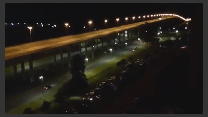 Más videos de los vecinos por nuevas picadas en el puente. 