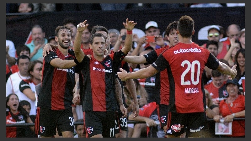 Maxi fue a buscarlo a Amoroso, quien le tiró el centro para que conecte de volea.