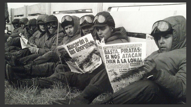 Soldados del ejército argentino leen los periódicos en Puerto Argentino. 