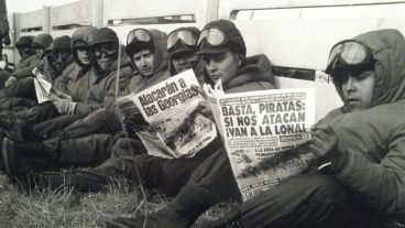 Soldados del ejército argentino leen los periódicos en Puerto Argentino.
