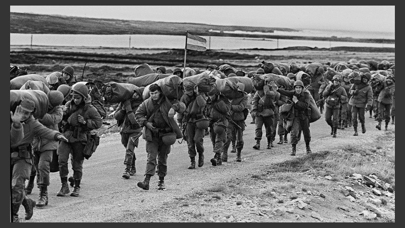Soldados argentinos desembarcan en Malvinas.