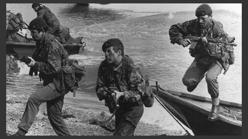 Marines de la armada británica, realizando ejercicios de entrenamiento. 