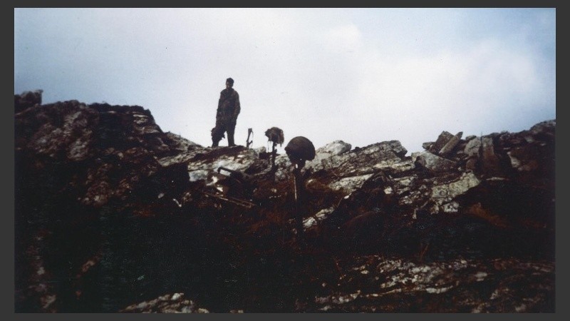 Cascos de soldados caídos sobre sus armas tras la batalla de Monte Longdon.