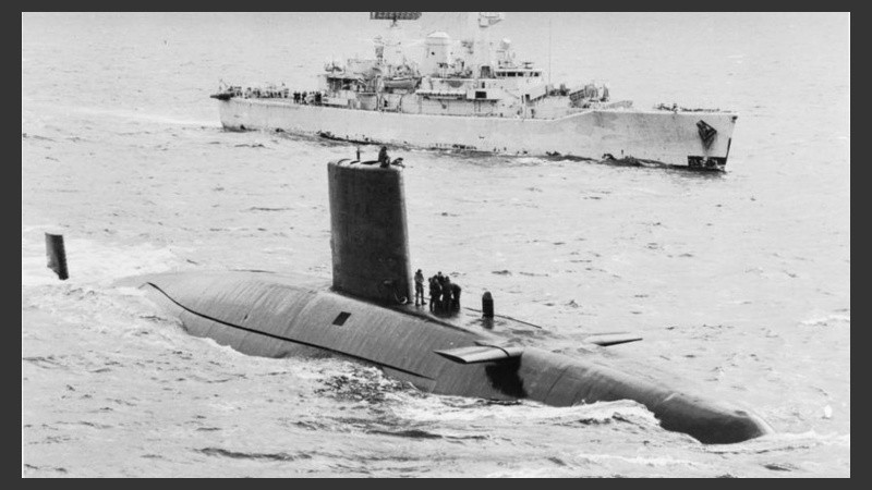 El submarino HMS Valiant navega junto al HMS Penélope. 