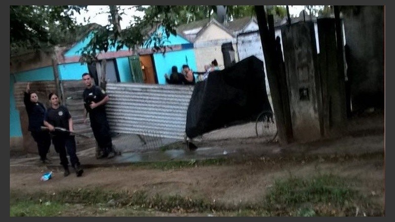 Policías en barrio Toba en un operativo polémico. 