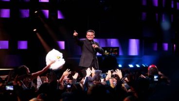 Luis Miguel sorprendió con un renovado look.