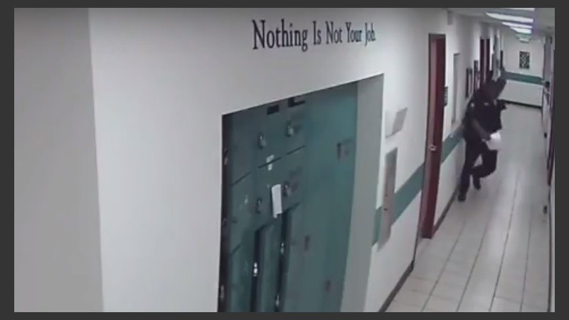 ¡Que susto! El policía se sorprendió y corrió.