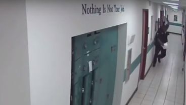 ¡Que susto! El policía se sorprendió y corrió.