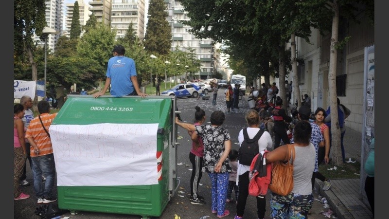 La protesta se descativó cuando un grupo de carreros fue recibido por funcionarios.