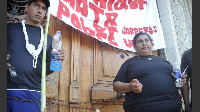 Un hombre se encadenó y una mujer se roció con alcohol. 