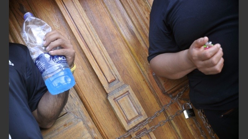 Un hombre se encadenó y una mujer se roció con alcohol. 