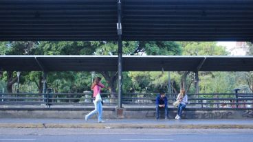 Una ciudad con apariencia de domingo pero con manifestaciones y sin transporte.