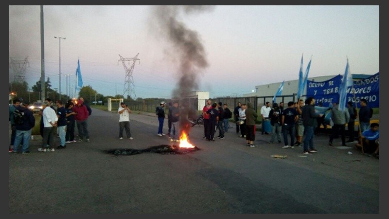 Piquete frente a uno de los supermercados ubicados en Circunvalación.