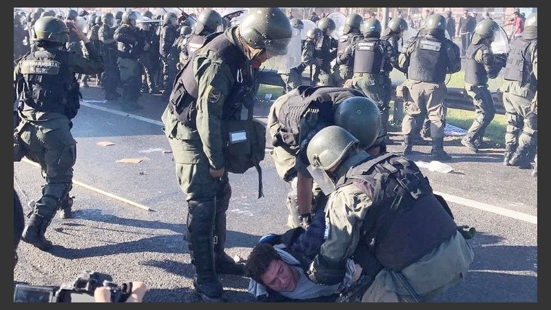 Gendarmería desalojó a los piqueteros de la calzada.