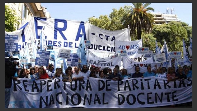 La paritaria nacional docente es lo que reclaman los gremios del sector.