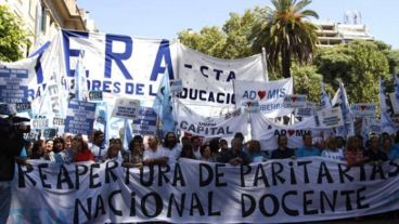 La paritaria nacional docente es lo que reclaman los gremios del sector.