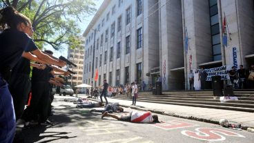 Hubo una recreación del asesinato de Jonatan en la puerta de Tribunales.
