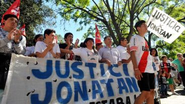 Mucha gente se concentró en la puerta de Tribunales para escuchar el fallo.