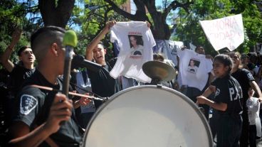 Mucha gente se concentró en la puerta de Tribunales para escuchar el fallo.