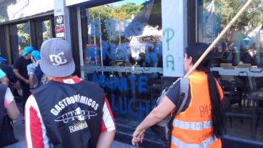 Pintadas de gastronómicos en Pellegrini al 1800.