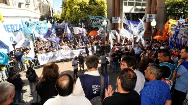 El acto central en la ciudad fue en el cruce de las peatonales.