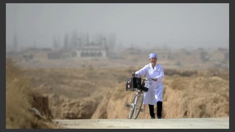 Desplazarse continuamente en zonas poco pobladas, es una constante en los médicos rurales.