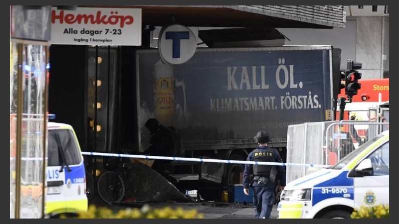 El camión terminó chocando contra un shopping.