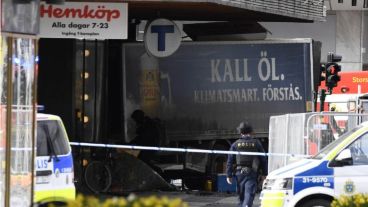 El camión terminó chocando contra un shopping.