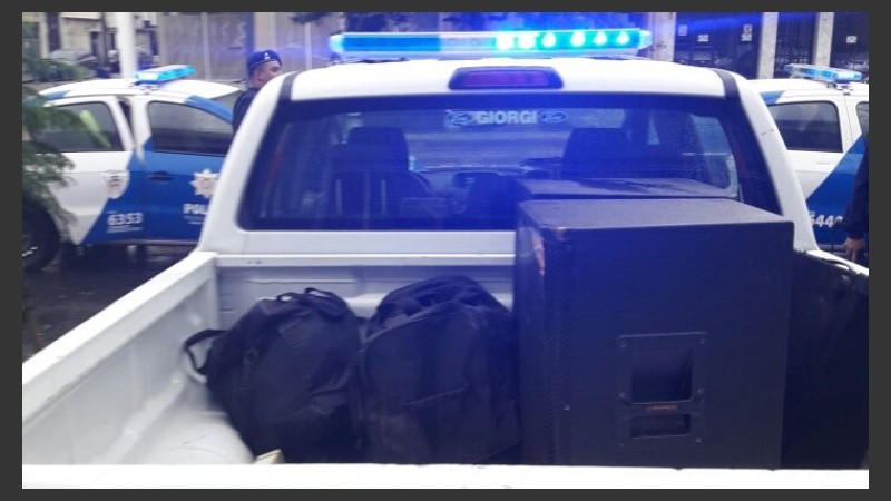 Se decomisaron equipos de música en el lugar.