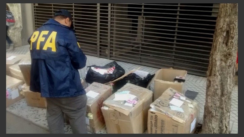La PFA secuestró cajas de cigarrillos Rodeo que ingresaron de manera ilegal al país.