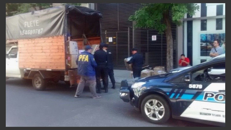 La PFA secuestró cajas de cigarrillos Rodeo que ingresaron de manera ilegal al país.