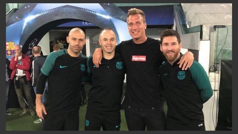 Maxi López junto a Messi, Masche e Iniesta. 