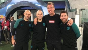 Maxi López junto a Messi, Masche e Iniesta.