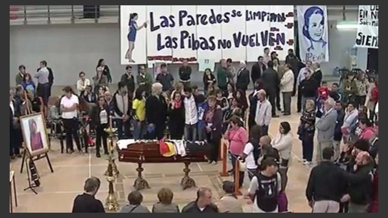 Los restos de Micaela era despedido en un gimnasio de Gualeguay. 