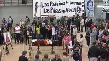 Los restos de Micaela era despedido en un gimnasio de Gualeguay.