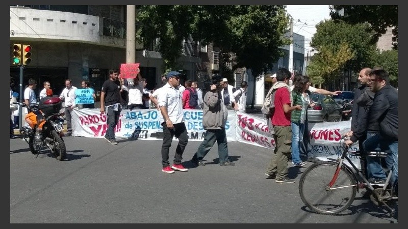 Trabajadores suspendidos de General Motors frente al Ministerio de Trabajo.
