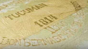 La bandera guardada en Tucumán, hoy prácticamente incolora por efecto de la luz y la atmósfera.