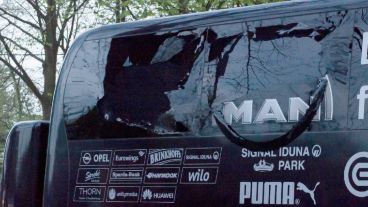 El colectivo oficial del club que sufrió el ataque.