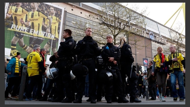 Policías trabajan en inmediaciones del estadio, donde había mucha gente.